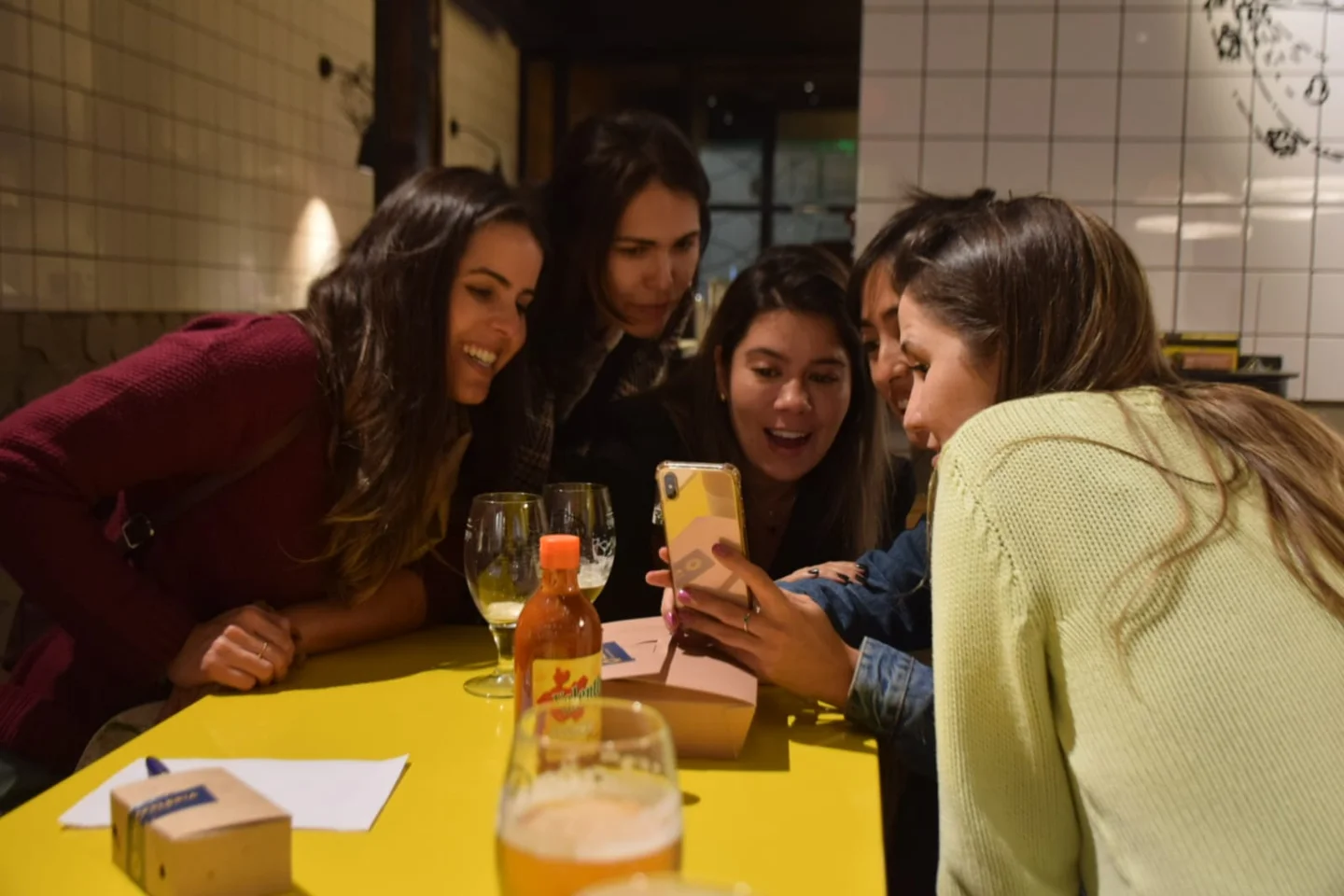 Amigos disfrutando de La Prensa